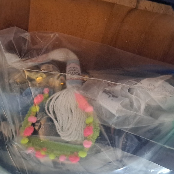 Ziplog bag with crafts - Picture 7 of 10